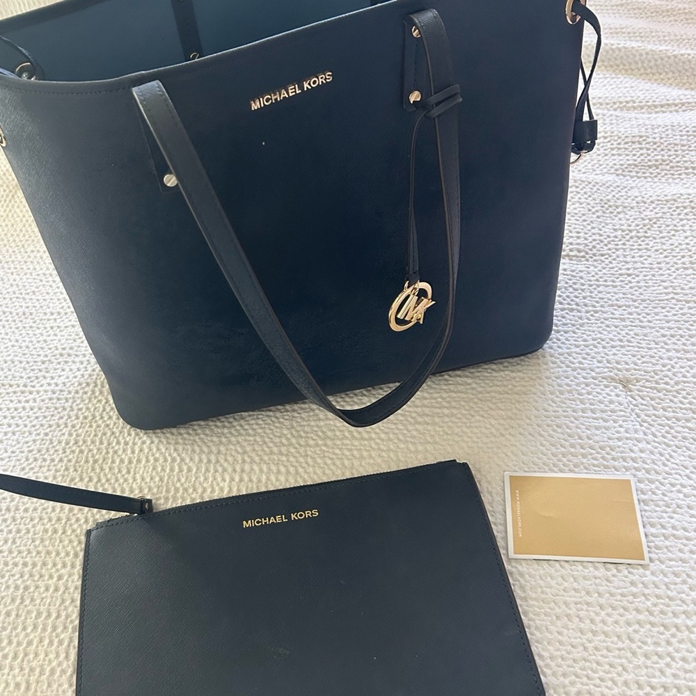❤️ NWOT MK Michael Kors Large Navy Tote with Gold Accents & Large Zip Wristlet - Picture 5 of 6